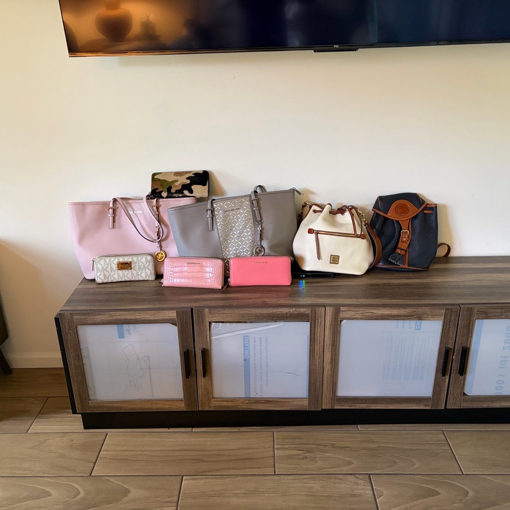 Asst Handbags and wallets.
Michael Kors and Dooney & Bourke.